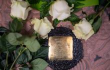 Ofrena de roses blanques en memòria de Ramon Gorga