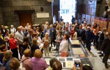 Imatge de la visita teatralitzada a l'exposició sobre les Bases de Manresa i Domènech i Montaner al vestíbul de l'Ajuntament