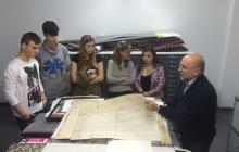 Visita a la sala on hi ha custodiats els pergamins