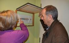 Imatge d'un tècnic municipal de Reus en un domicili durant una auditoria energètica