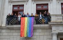 Imatge hissada bandera LGTBI+ a l'Ajuntament de Reus 2019