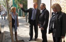L'alcalde de Reus i els regidors amb la presidenta de l'associació de Veïns 25 de setembre, durant la visita al barri Niloga. 
