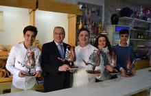 Imatge de l'alcalde a la presentació del Basilisc de Reus de xocolata amb els responsables de la pastisseria Huguet