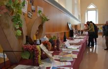 Foto de l'exposició de les denominacions d'origen catalanes al vestíbul de la Biblioteca Central de Reus