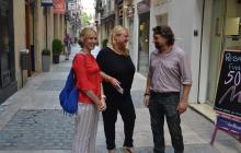 Imatge de la regidora Montserrat Caelles (centre) amb Patrícia Gay i Alfred Pitarch aquest dijous al carrer de la Galera.