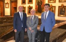 Imatge de Carlos López amb l'alcalde Carles Pellicer (esquerra) i el regidor Joaquim Enrech (dreta) a l'Ajuntament de Reus