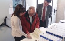 Imatge de l'acte de cessió de documentació de Joan Solé a l'Arxiu Municipal