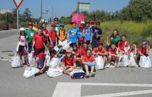 Imatge de l'alumnat de l'Escola Montsant durant l'acció de neteja «Let's clean up Europe» al camí antic de Castellvell del Camp