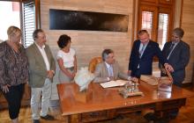 Imatge de la signatura del conseller d'Agricultura al llibre d'honor de l'Ajuntament de Reus
