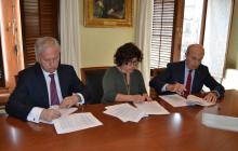 Imatge de l'acte de signatura del conveni entre Ajuntament, la Caixa i Creu Roja