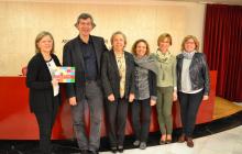 Imatge de la regidora d'Ensenyament amb les responsables de l'Escola de Dansa i dels centres educatius participants