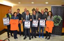 El regidor d'Esports, Jordi Cervera, amb els organitzadors de les XII Hores de Minibàsquet