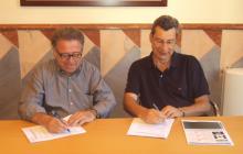 Un moment de la signatura entre el regidor de Cultura i Joventut i el president del Centre de Lectura