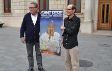 El regidor de Cultura i Joventut, Joaquim Sorio, i l'autor del cartell, Josep M. Gort, amb el cartell de Sant Pere 2014