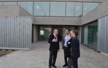 L'alcalde, amb el regidor d'Arquitectura i Urbanisme i els tècnics durant la visita d'aquest dilluns a la nova biblioteca