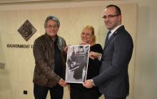 Imatge de Llorenç Herrera (esquerra), la regidora Montserrat Caelles (centre) i Josep Domene amb el cartell