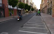 Imatge d'un dels espais amb nous estacionaments per a motos i ciclomotors al raval de Robuster 