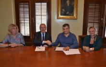 Moment de la signatura del conveni entre l'Ajuntament i l'empresa Basf