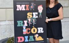 La dissenyadora Laia Arriols amb el cartell de Misericòrdia 2018