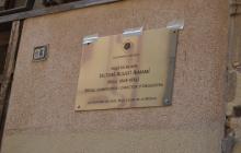 Imatge de la placa en record de Victorí Agustí al carrer de l'Abadia 3 de Reus
