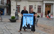 El dissenyador Jordi Romero amb la regidora de Cultura Montserrat Caelles en la presentació del cartell de Misericòrdia 2016