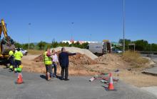 Imatge de la visita de l'alcalde i el regidor de Via Pública a les obres del camí de Mas de Valls