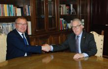 Imatge del moment de la signatura del conveni entre l'alcalde i el president de la Diputació de Tarragona