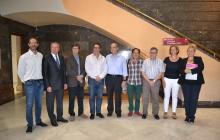 Imatge de grup dels diferents agents del sector comercial amb l'alcalde, la regidora i els representants de la URV