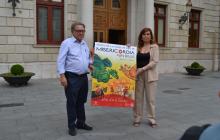 Imatge de la presentació del cartell de Misericòrdia amb el regidor de Cultura i Joventut, Joaquim Sorio, i Eva Ibáñez