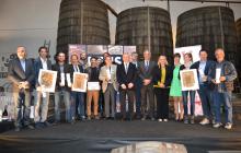Imatge dels guardonats i els organitzadors dels Premis Vinari 2016 dels Vermuts Catalans