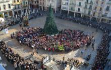Imatge de la cantada col·lectiva a la plaça del Mercadal