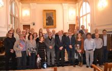 Foto de família dels autors locals amb l'alcalde al saló de plens
