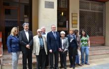 Imatge de l'acte d'inauguració de la placa en homenatge a Joan Garcia Oliver al carrer de Sant Elies.