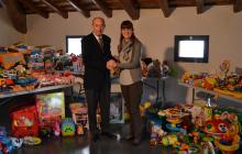 El preident de Creu Roja de Reus i la regidora de Família i Gent Gran amb les joguines recollides a Mas Pintat.
