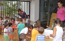 Foto visita regidora Misericòrdia Bonfill al Casal Petit de Mas Pintat