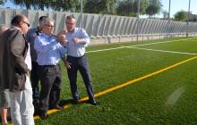 Imatge de la visita de l'alcalde i el regidor d'Esports al camp de futbol del Districte V