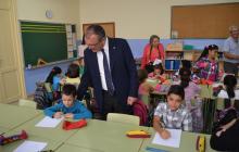 Foto de la visita de l'alcalde i la regidora d'Ensenyament a l'Escola Prat de la Riba