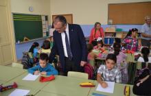 Foto de la visita de l'alcalde i la regidora d'Ensenyament a l'Escola Prat de la Riba