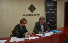 Imatge de la signatura del conveni entre el regidor de Cultura i la representant de «la Caixa»