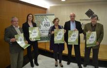 Imatge dels organitzadors i col·laboradors de la Fira de l'Oli, amb el cartell de la 17ª edició
