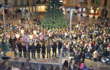 Imatge de l'acte realitzat a la plaça del Mercadal, amb el  moment de la flash mob