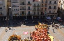 Els escolars recreen la figura del Lleó de Reus amb l'Hola Sant Pere