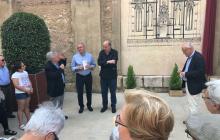 El rector de la parròquia, durant la presentació del mural, amb l'alcalde Carles Pellicer i el comissari Anton Pàmies
