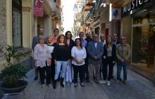 Els comerciants del carrer Major, amb el regidor Joaquim Sorio i el director artístic del COS, Lluís Graells.