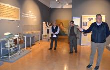 El doctor Eduard Prats (dreta) explica l'exposició sobre Alexandre Frias