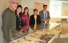 D'esquerra a dreta, el director del Museu, l'arxivera municipal, les filles de Gené i el regidor d'Hisenda i Recursos Generals