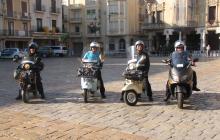 L’alcalde rep els motoristes que faran el trajecte Reus-París-Londres en Vespa