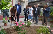 L’Ajuntament amplia a l’escola Joan Rebull la plantació de roserars a les escoles