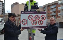 Foto de la instal·lació del senyal a la plaça de la Cultura de la Pau