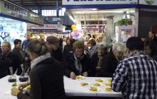 El Mercat Central reparteix 50 quilos de botifarra d’ou durant l’esmorzar de Dijous Gras